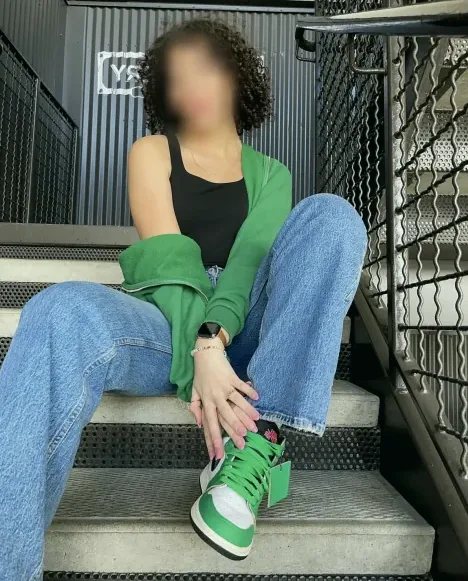 Amira, 20