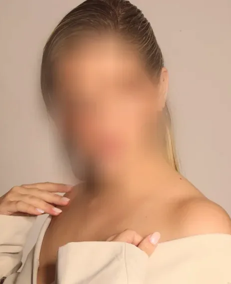 Chiara, 38